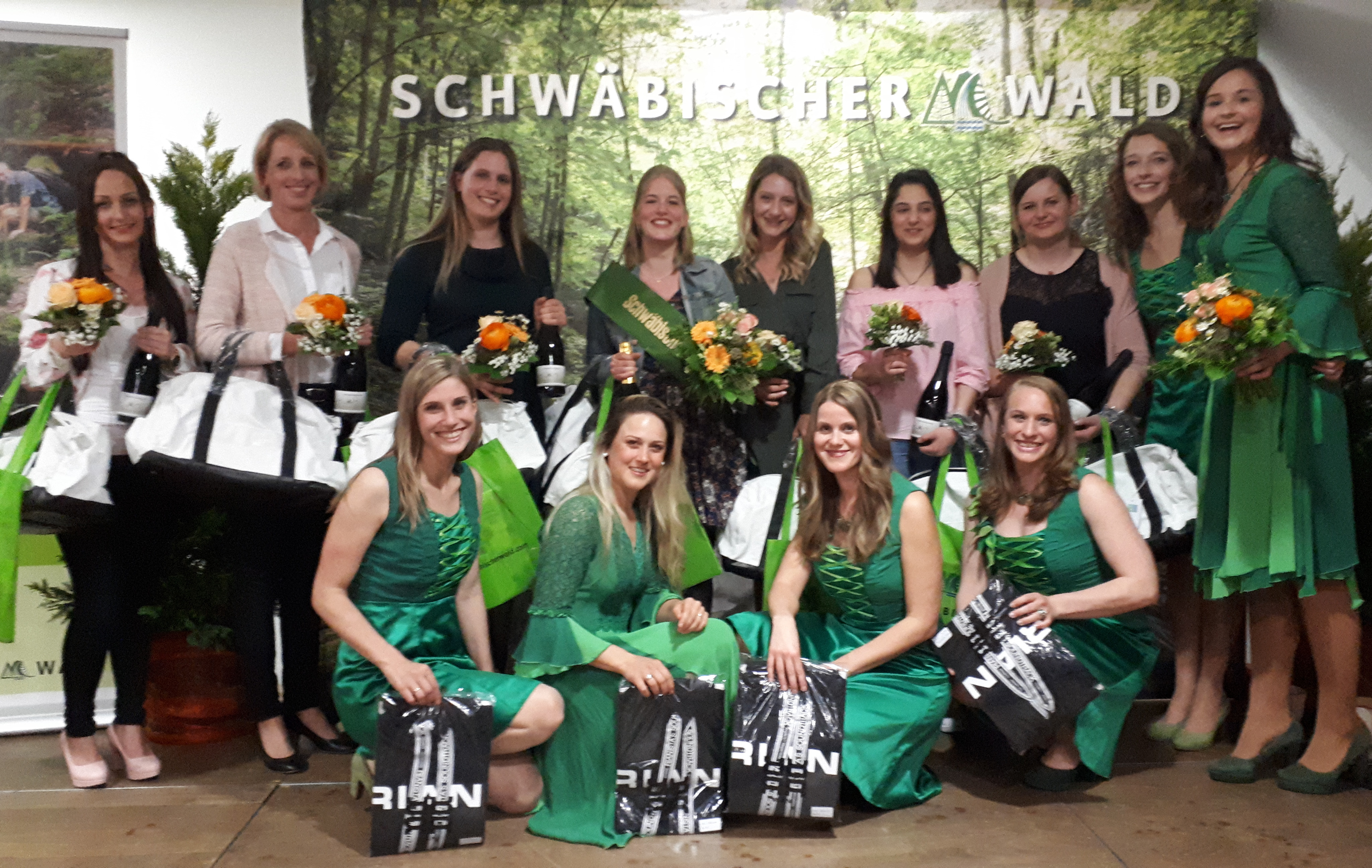 Gruppenbild mit Waldfee-Kandidatinnen, ehemalige Waldfeen und frisch gewählter Schwäbischer WaldFee Leonie